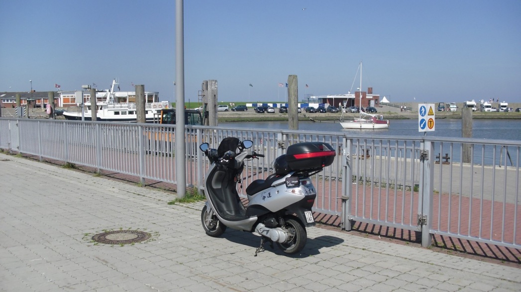 Hafen Harlesiel. Hier kann man u.a. übersetzen auf die Insel Wangerooge.